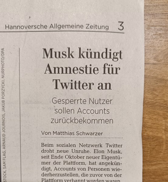 Artikel-Ausschnitt aus der Hannoverschen Allgemeinen Zeitung mit der Überschrift »Musk kündigt Amnestie für Twitter an«