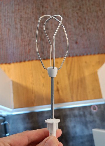 Ein handelsüblicher Quirl von der Seite