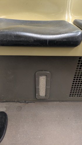 Sitz eines U-Bahn-Waggons mit Füllstandsanzeige des Sandes